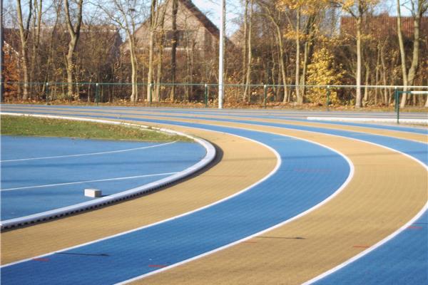 Herstelling kunststof atletiekpiste in Mondo - Sportinfrabouw NV